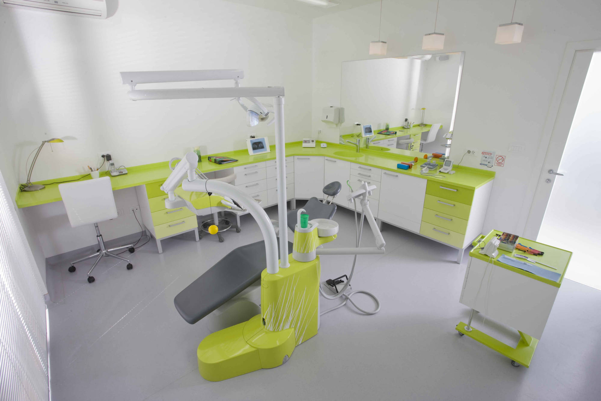 Zelena ordinacija s dentalnom opremom